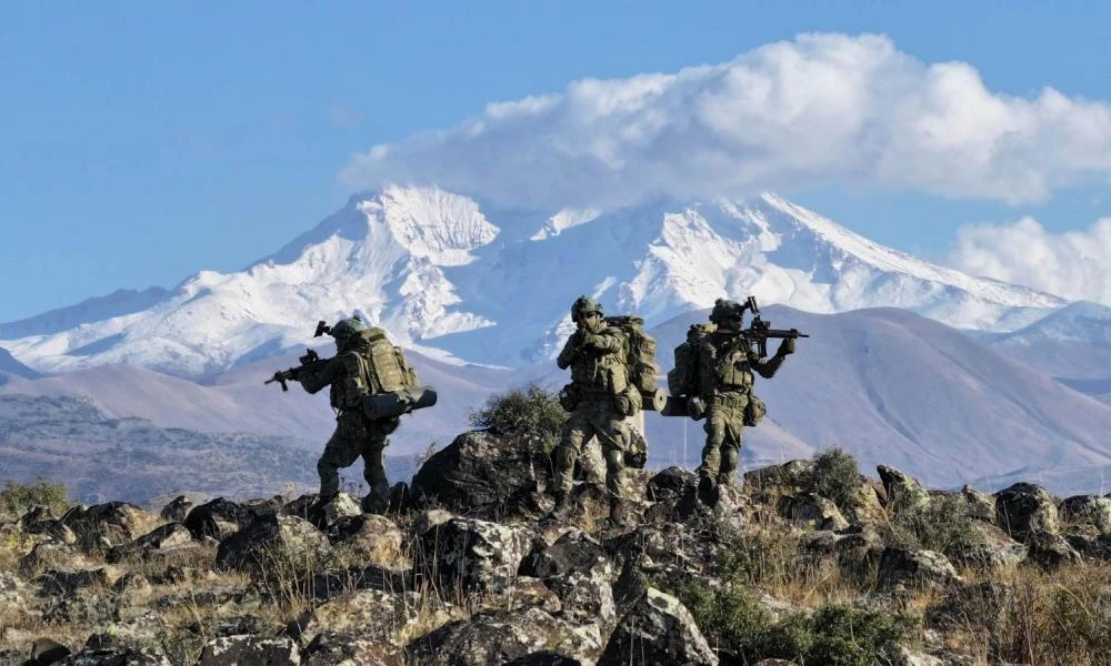 Η Αθήνα παρακολουθεί τις εξελίξεις στη Μέση Ανατολή και η Τουρκία έκανε άσκηση αλεξιπτωτιστών αναφέροντας ως παράδειγμα την Κύπρο